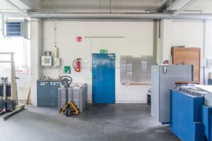 Produktion, östlicher Teil - Blick nach Osten - Durchgang zum Bürogebäude