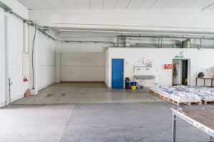 Produktion, östlicher Teil - Blick nach Norden - Eingang Toiletten, Umkleiden