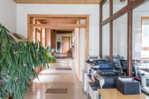Bürogebäude nördlicher Teil - Empfang - Blick zum Flur im südlichen Teil